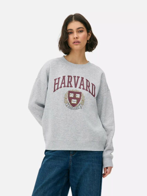 Immagine ragazza con felpa Harvard