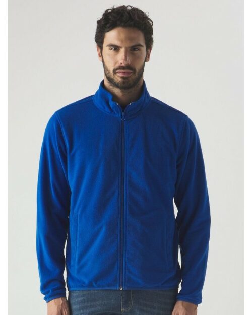 Immagine di uomo che veste in pile blu con zip