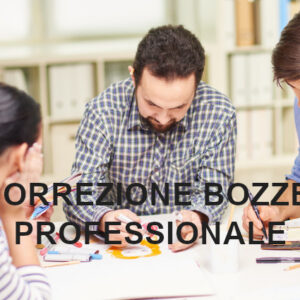 Immagine di persone al lavoro su correzione bozze professionale
